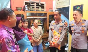 Polres Metro Peduli: Kapolres Berikan Bansos Kepada Warga yang Membutuhkan