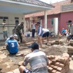 Babinsa Koramil 2303/Pulomerak, Karbak Membantu Pemasangan Conblok