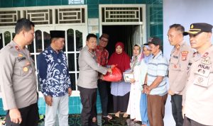 Kapolres Berikan Santunan ke Korban Penusukan Sekampung Udik