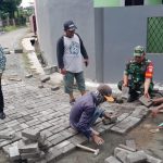 Babinsa Koramil 2301/Cilegon, Karbak Pemasangan Konblok Jalan