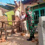 Babinsa Koramil 2303/Pulomerak, Karbak Membantu Perbaikan Rumah Warga