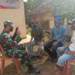 Babinsa Koramil 2306/Mancak, Giat Komsos Membahas Tentang Kondisi Cuaca