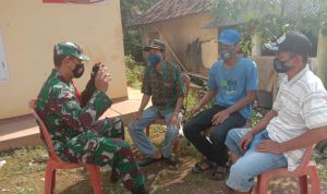 Babinsa Koramil 2306/Mancak, Giat Komsos Membahas Tentang Kondisi Cuaca
