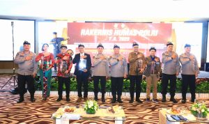 Penghargaan Kadivhumas pada Saat Rakernis Humas Polri