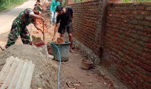 Babinsa Koramil 2304/Anyar, Giat Karbak Pembuatan Pagar