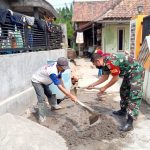 Babinsa Koramil 2303/Pulomerak, Karbak Membantu Pembangunan Rumah Warga