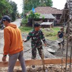 Babinsa Koramil 2306/Mancak, Giat Karbak Membantu Pembuatan Musholla Al-Iman