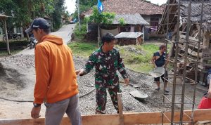 Babinsa Koramil 2306/Mancak, Giat Karbak Membantu Pembuatan Musholla Al-Iman