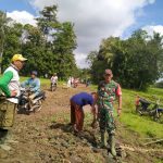 Babinsa Koramil Sekampung Bersama Warga Timbun Jalan Berlubang