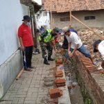 Babinsa Koramil 2301/Cilegon, Karbak Pembuatan Pagar Kuburan