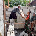 Babinsa Koramil 2304/Anyar, Giat Karbak Membantu Pembuatan Rumah
