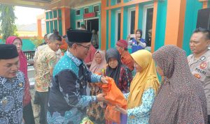 Walikota Cilegon Cilegon Menyerahkan Bantuan Pada Korban Puting Beliung