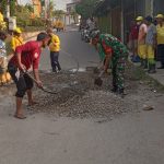 Babinsa Koramil 2301/Cilegon, Karbak Pengecoran Jalan Umum