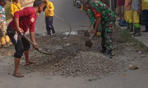 Babinsa Koramil 2301/Cilegon, Karbak Pengecoran Jalan Umum