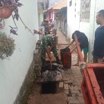 Babinsa Koramil 2303/Pulomerak, Karbak Membantu Pembersihan Saluran Air