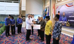 Fahrizal Darminto Sekda Prov Lampung Serahkan Bantuan Purna Kopri yang Meningal Dunia