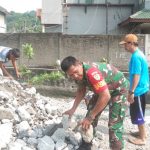 Babinsa Koramil 2303/Pulomerak, Karbak Membantu Menurunkan Material
