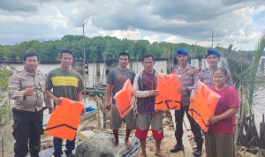 Sat Polairud Polres Bangka Barat Bagikan Life Jacket dan Himbau Nelayan untuk Waspadai Peredaran Narkoba