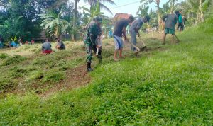 Babinsa Koramil 2303/Pulomerak, Karbak Membantu Pembersihan Komplek Pemakaman
