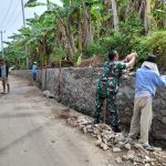 Babinsa Koramil 2307/Ciwandan, Karbak Pembangunan Tanggul Penahan Tanah