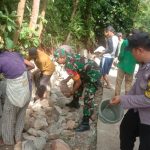 Babinsa Koramil 2306/Mancak, Giat Karbak Membantu Pembuatan Rumah Warga