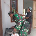 Babinsa Koramil 2305/Cinangka, Giat Karbak Pengecatan Rumah Warga