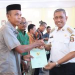 Rangkaian HJW ke-624, Bupati Wajo Serahkan 400 Sertifikat Tanah Gratis Bagi UKM dan Nelayan
