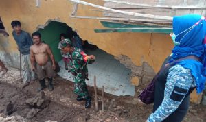 Babinsa Koramil 2304/Anyer, Giat Karbak Pembersihan Rumah Warga