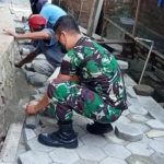 Babinsa Koramil 2303/Pulomerak, Karbak Membantu Pemasangan Conblok Jalan
