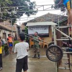 Babinsa Koramil 2302/Bojonegara, Giat Karbak Membantu Pemasangan Tenda