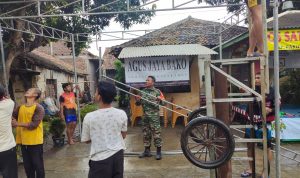 Babinsa Koramil 2302/Bojonegara, Giat Karbak Membantu Pemasangan Tenda