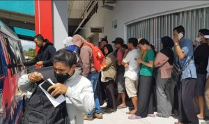 Ratusan Warga Ponorogo Antri Tukar Uang, Ludes dalam Waktu 1 Jam