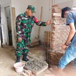 Babinsa Koramil 2303/Pulomerak, Karbak Membantu Renovasi Rumah Warga