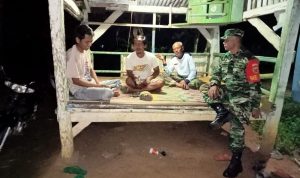 Pastikan Ramadhan Kondusif, Babinsa Koramil Purbolinggo Himbau Warga Aktif Ronda Malam