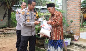 Warga yang Membutuhkan Terima Bantuan Sosial dari Sulistyo Nugroho Kapolres Metro