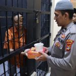 Sambangi Tahanan, Wakapolres Lampung Timur Bagikan Makanan Berbuka Puasa