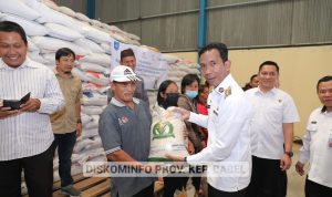 Pj Gubernur Suganda Cek Kualitas Beras Bansos di Bulog 