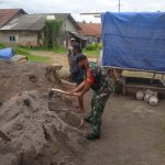 Babinsa Koramil 2304/Anyer, Giat Karbak Pembuatan Pondasi Rumah Warga