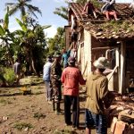 TNI Peduli, Babinsa Kodim 0429/Lamtim Bantu Warga Terdampak Angin Puting Beliung