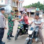 Babinsa Marga Tiga Bersama GSPS Bagikan Takjil Gratis