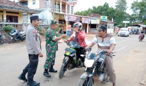 Babinsa Marga Tiga Bersama GSPS Bagikan Takjil Gratis