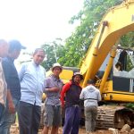 Hari Libur, Bupati Wajo Tinjau Pengerjaan Penguatan Tebing Sungai Lakadaung Kecamatan Maniangpajo
