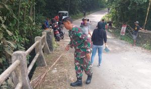 Babinsa Koramil 2306/Mancak Giat Karbak Pembersihan Jalan