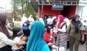 Bunda PAUD Bagikan 800 Takjil ke Masyarakat Toboali