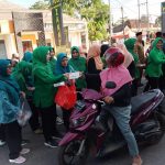 Parsit KCK Cabang LVI Kodim 0432/Basel Bagikan Ratusan Takjil ke Pengguna Jalan