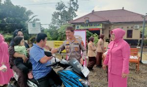 Polsek Air gegas Bersama Bhayangkari Bagikan Ratusan Takjil ke Pengemudi
