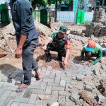 Babinsa Koramil 2303/Pulomerak, Karbak Membantu Pemasangan Conblok Jalan