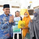 Serahkan 425 Paket Lebaran Kepada Guru Ngaji Di Kabupaten Wajo, Amran Mahmud Apresiasi Yayasan Baitul Mal Wajo