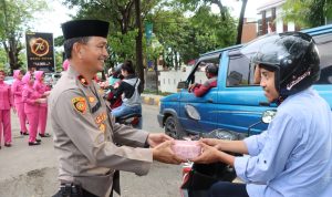 Berkah Ramadhan, Sat IK Bersama Sat Binmas Polres Jeneponto Berbagi Takjil Gratis Kepada Pengguna Jalan