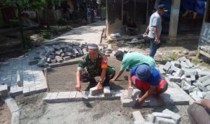 Babinsa Koramil 2304/Anyer, Giat Karbak Pemasangan Paving Blok